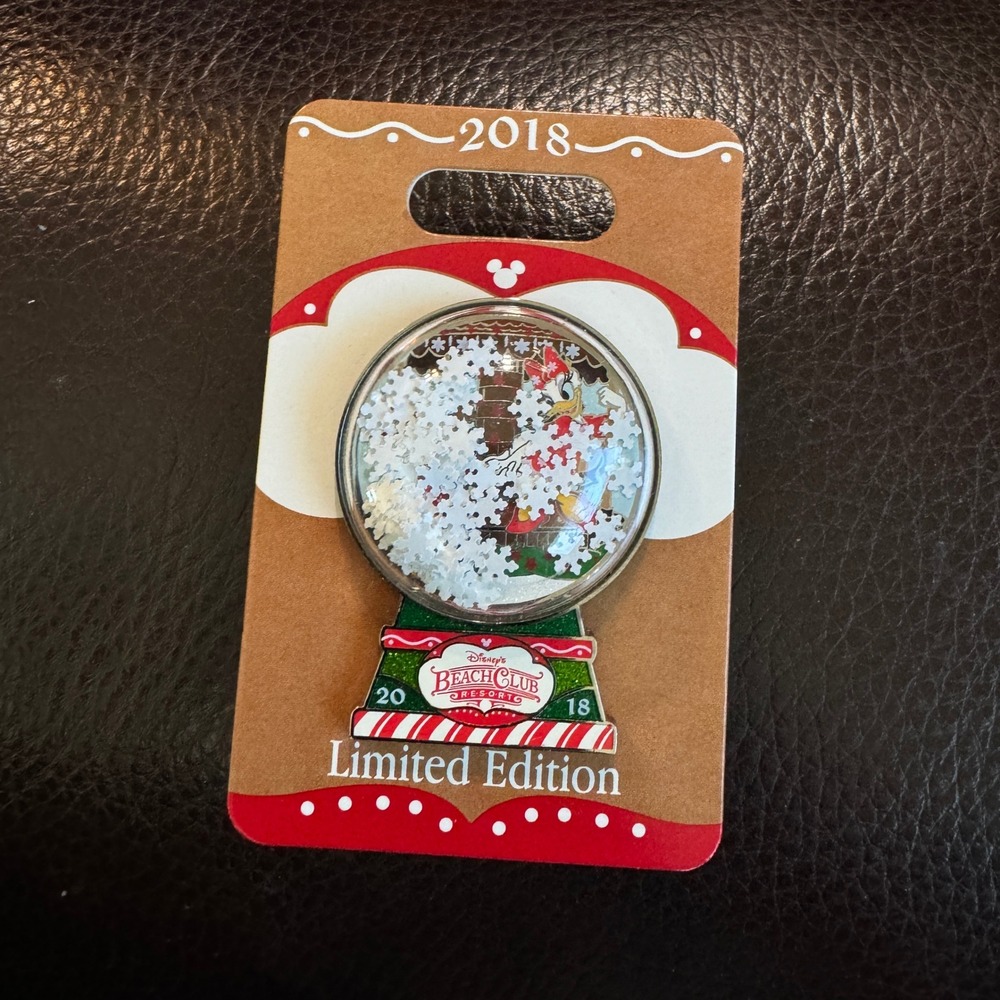 Disney Beach Club Resort 2018 Limited Edition Holiday Snow Globe Pin Daisy Duck